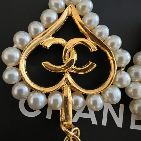 Chanel Vintage Collection 28 1993 RARE COLLECTIBLE Heart Dangle Earrings Gold - Picture 11 of 12